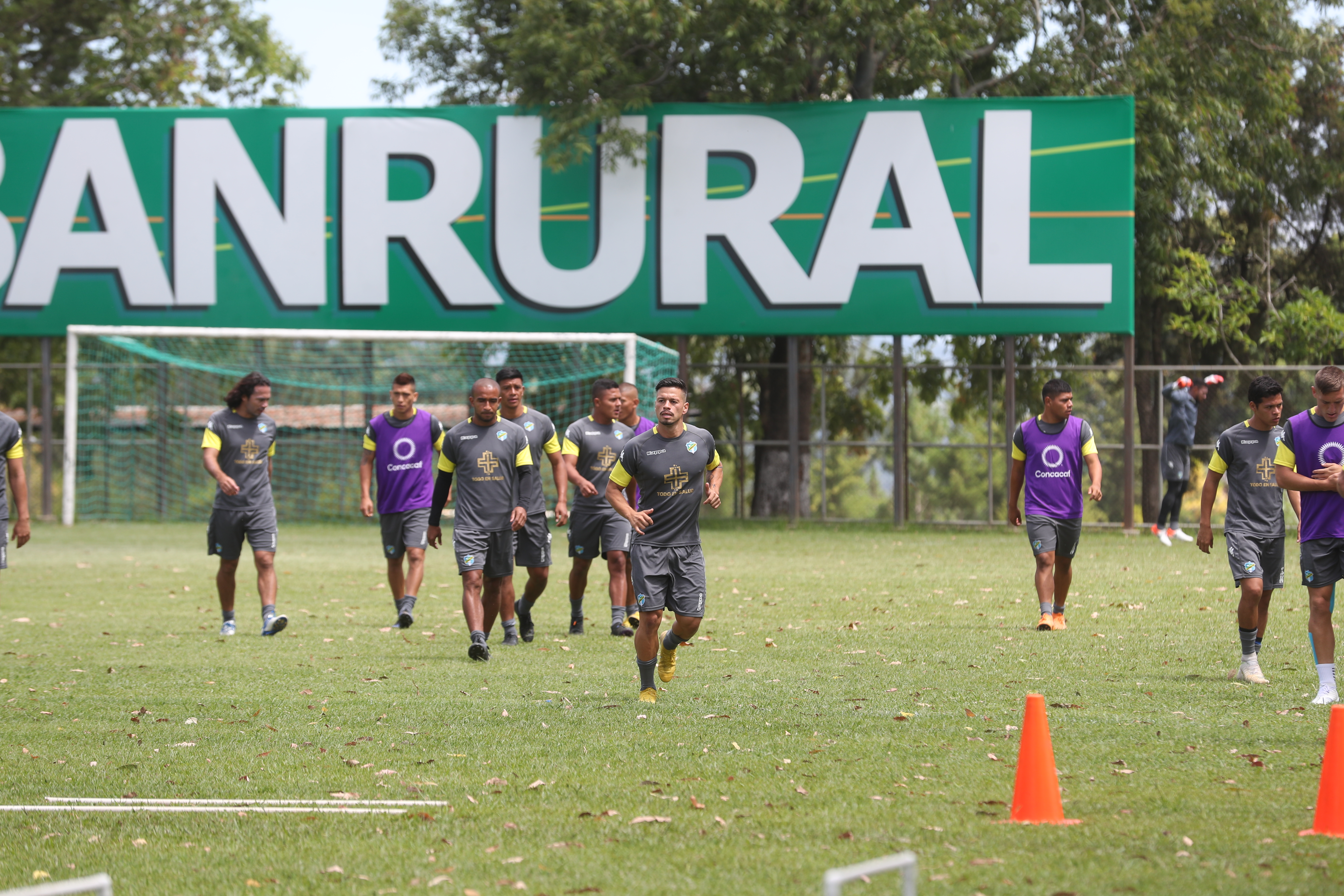 El carrilero por izquierda, Stefano Cincotta, trabajó con total normalidad este miércoles en el entrenamiento de Comunicaciones (Foto Prensa Libre: Edwin Fajardo)