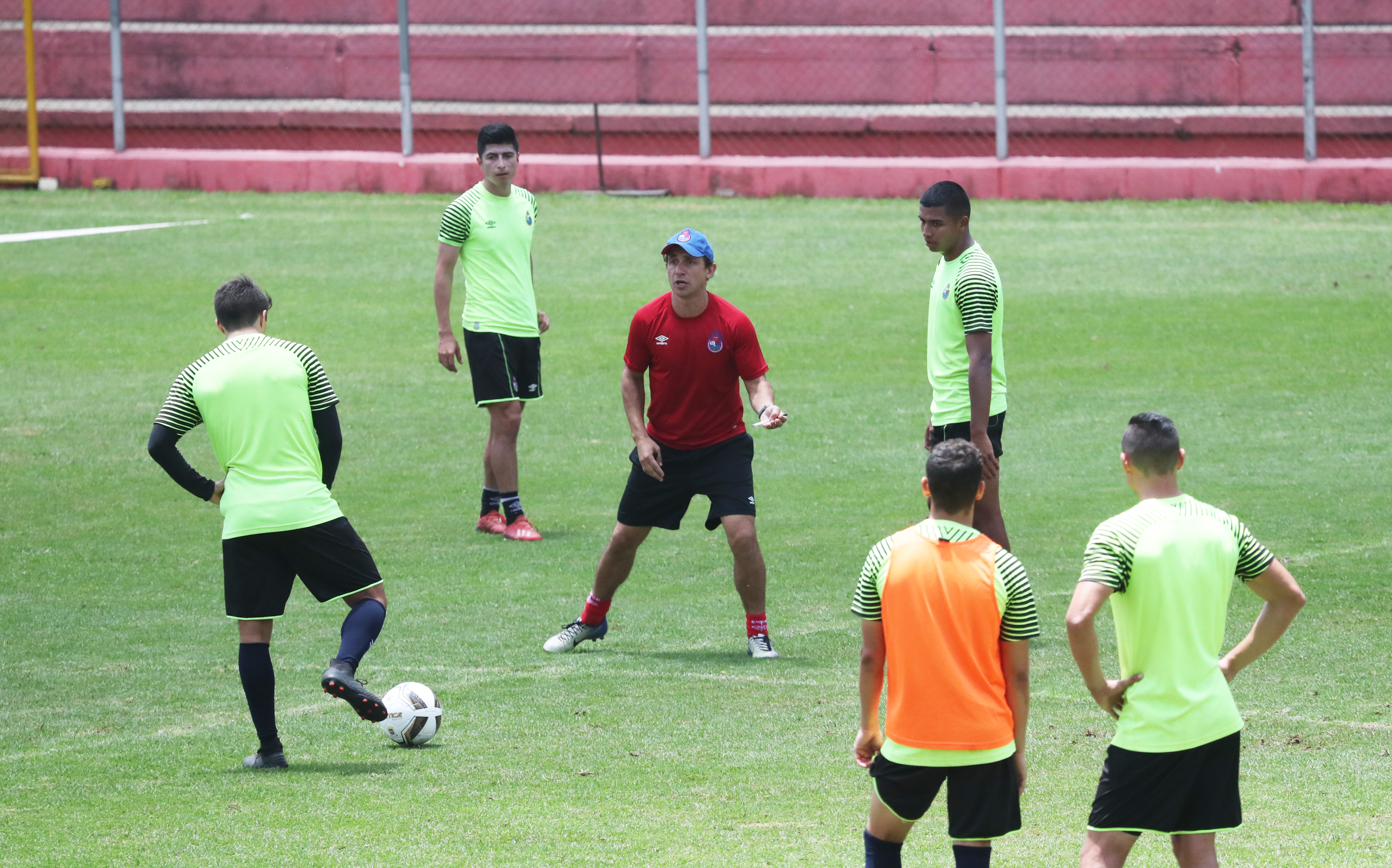 Sebastián Bini, técnico interino de Municipal, dirige el primer entrenamiento en el estadio El Trébol. (Foto Prensa Libre: Francisco Sánchez).