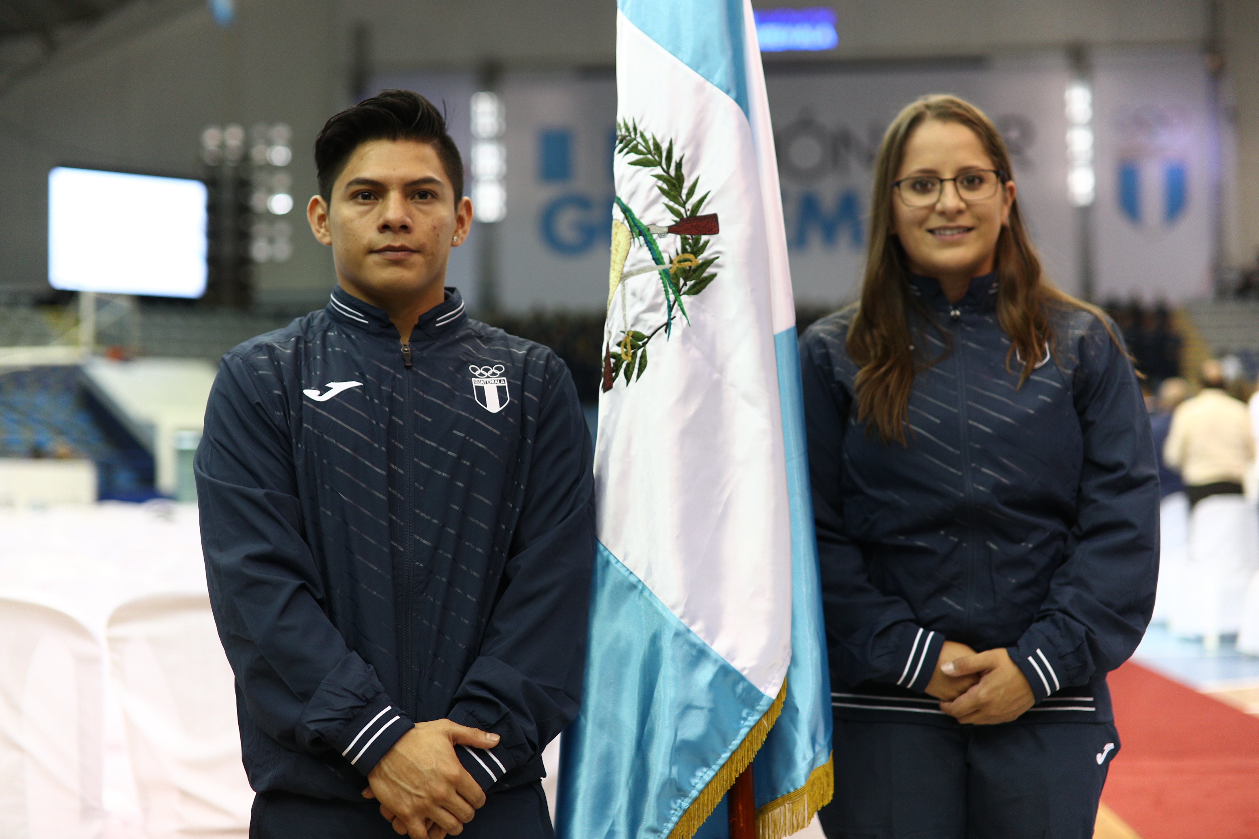 Jorge Vega, abanderado, y Adriana Ruano, escolta, de la delegación de Guatemala. (Foto Prensa Libre: Carlos Hernández)