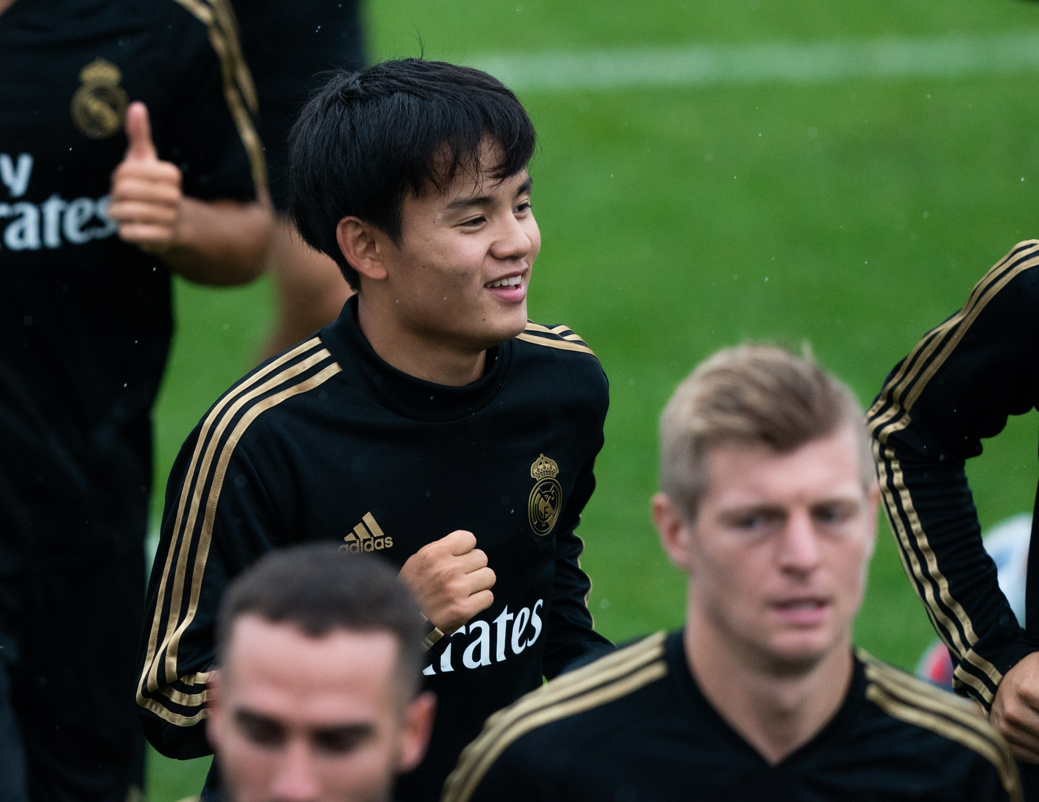 El jugador japonés del Real Madrid Takefusa Kubo (c) participa durante un entrenamiento en las instalaciones del Montreal Impact, Canadá. (Foto Prensa Libre: EFE).