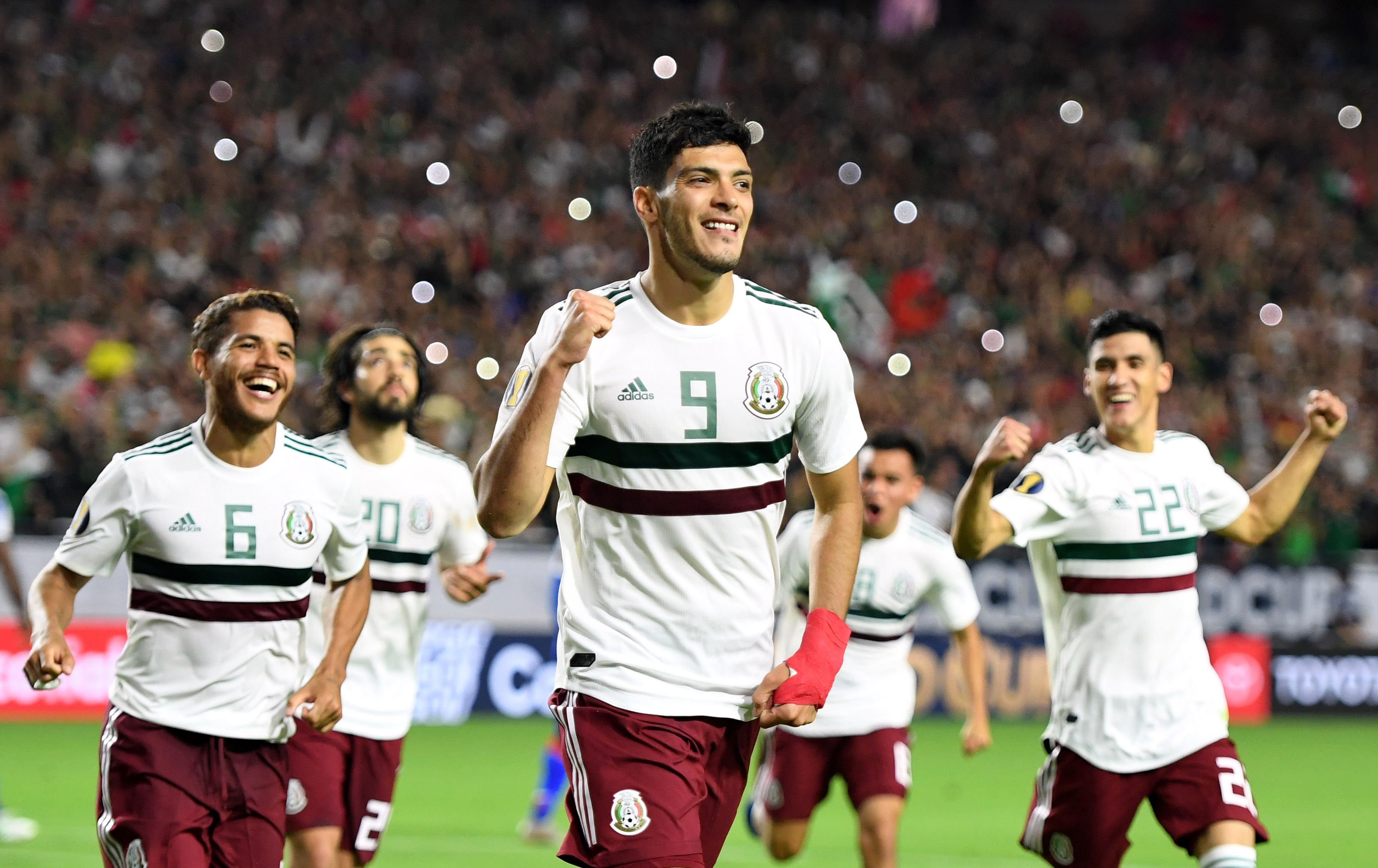 Así festejaron los jugadores de México, el gol de Jiménez. (Foto Prensa Libre: AFP)