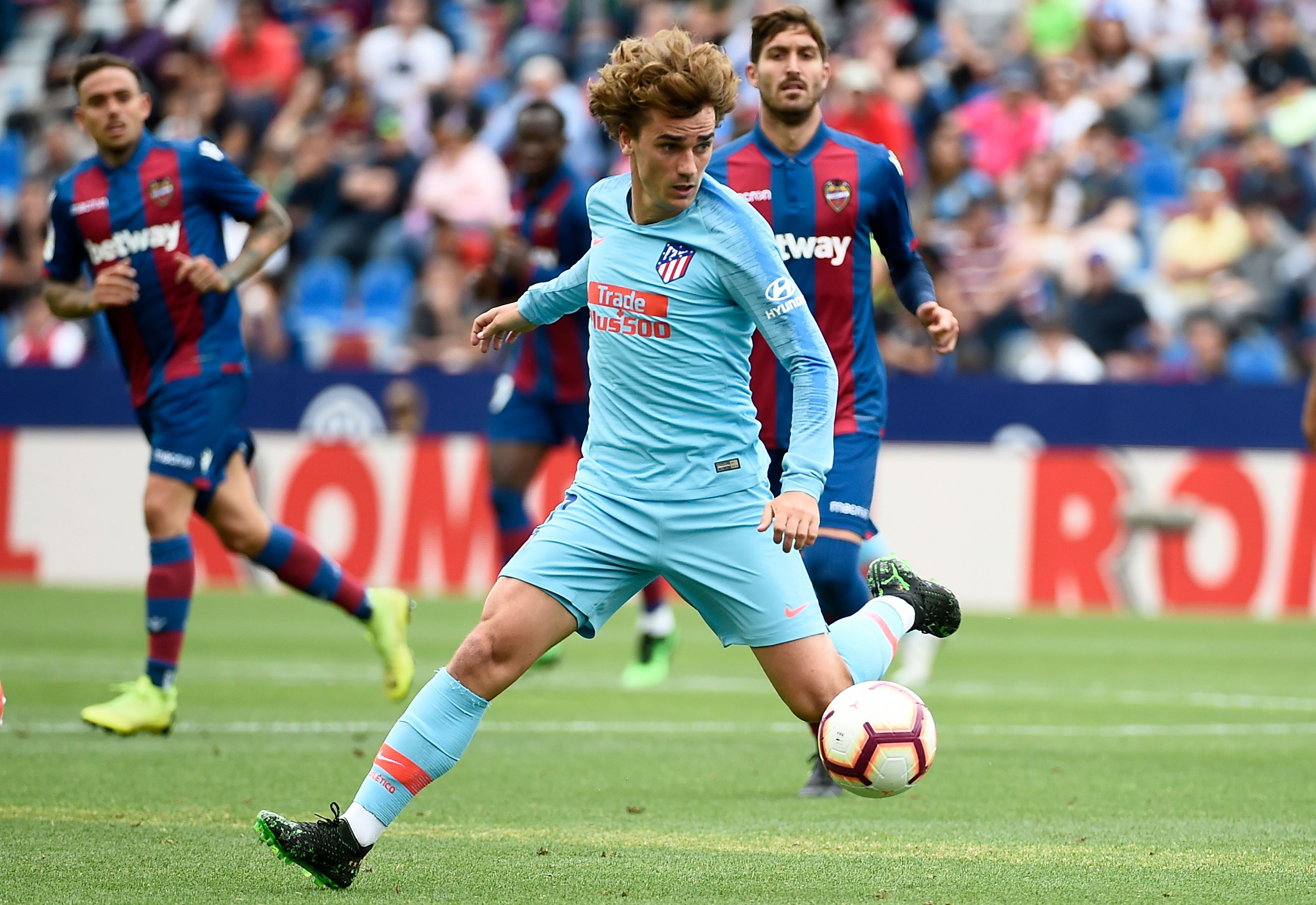 El francés Antoine Griezmann está cerca de fichar con el Barcelona y de dejar al Atlético de Madrid. (Foto Prensa Libre: AFP).