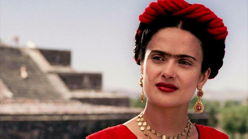 Dirigida por Julie Taymor, esta película trata sobre  Frida Kahlo, pintora mexicana del siglo XX que se distingue por su obra surrealista. (Foto Prensa Libre: Netflix)