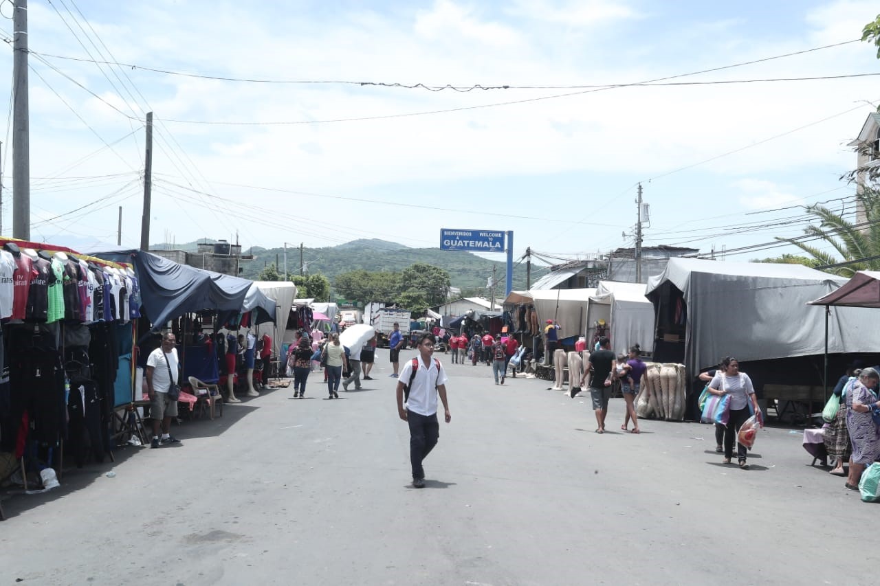 Un estudiante guatemalteco se dirige a estudiar se dispone a cruzar la frontera debido a que estudia en  una escuela de El Salvador. (Foto Prensa Libre: Juan Diego González) 