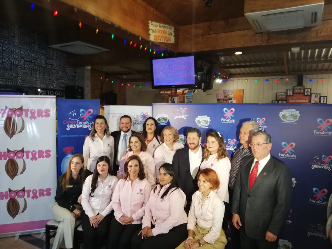 Representantes de Fundecán, agua pura Salvavidas y Guate-Eventos, anunciaron la carrera para recaudar fondos.(Foto Prensa Libre: José Patzán)