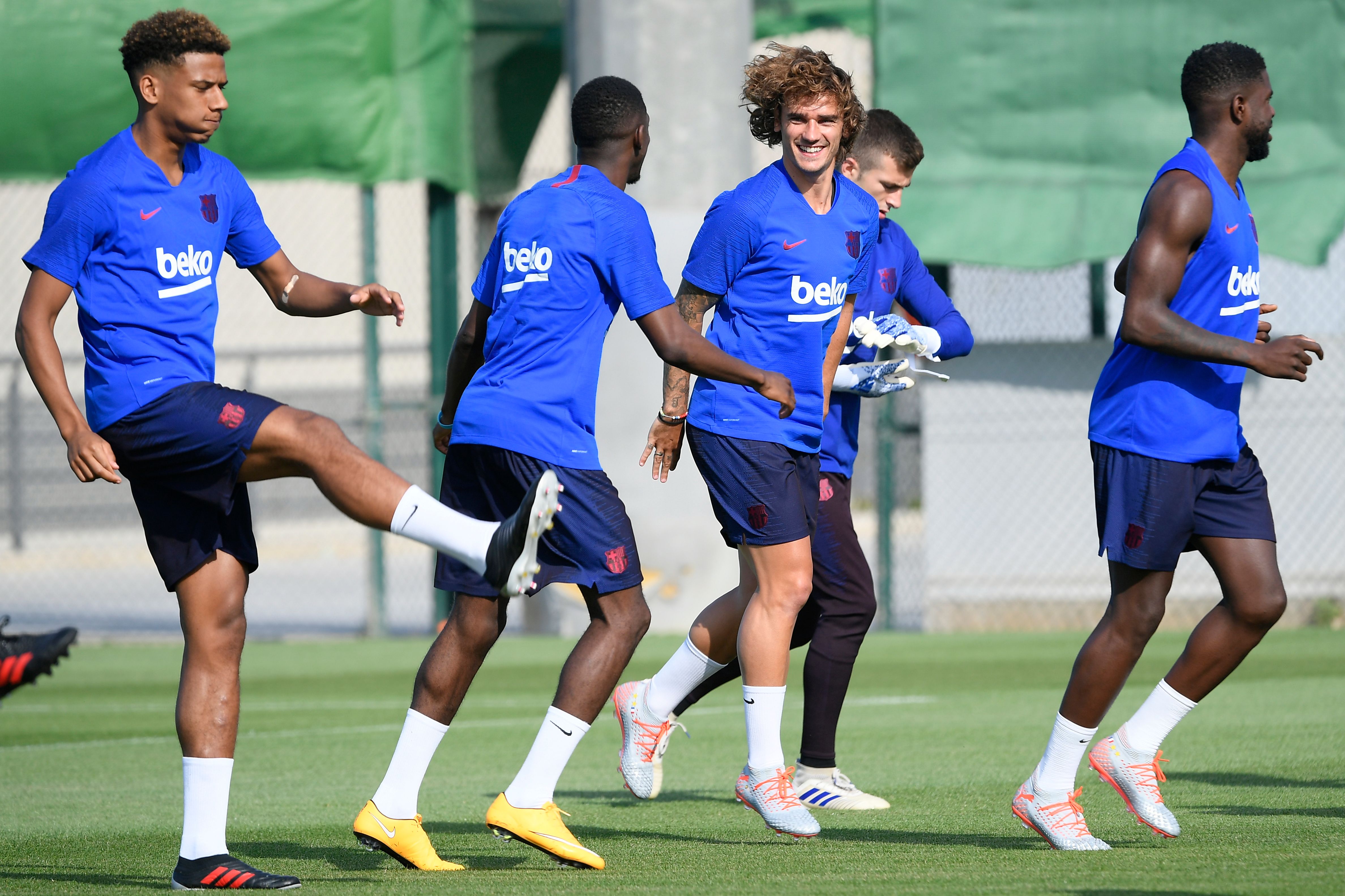  Antoine Griezmann (centro) vive momentos de emociones con el FC Barcelona. (Foto Prensa Libre: AFP)