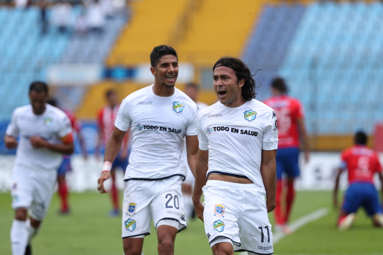 Agustín Herrera festejó con todo en su regreso a Comunicaciones. (Foto Prensa Libre: Edwin Fajardo)