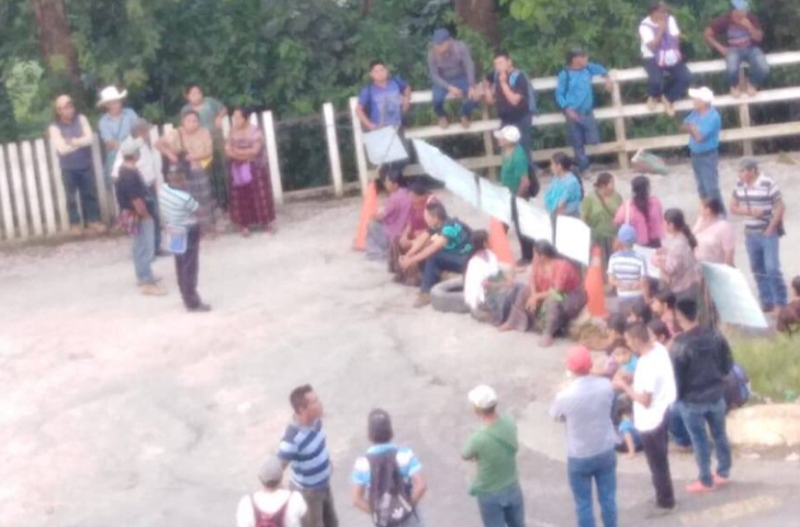 Grupo de trabajadores municipales que impide paso hacia Semuc Champey. (Foto Prensa Libre. Eduardo Sam).

