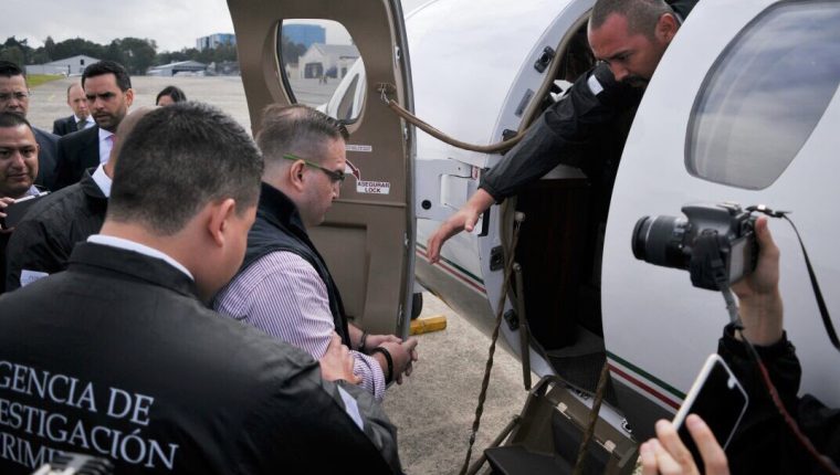 Javier Duarte abordando el avión de la PGR que lo trasladará a México. (Foto Prensa Libre: Mingob)