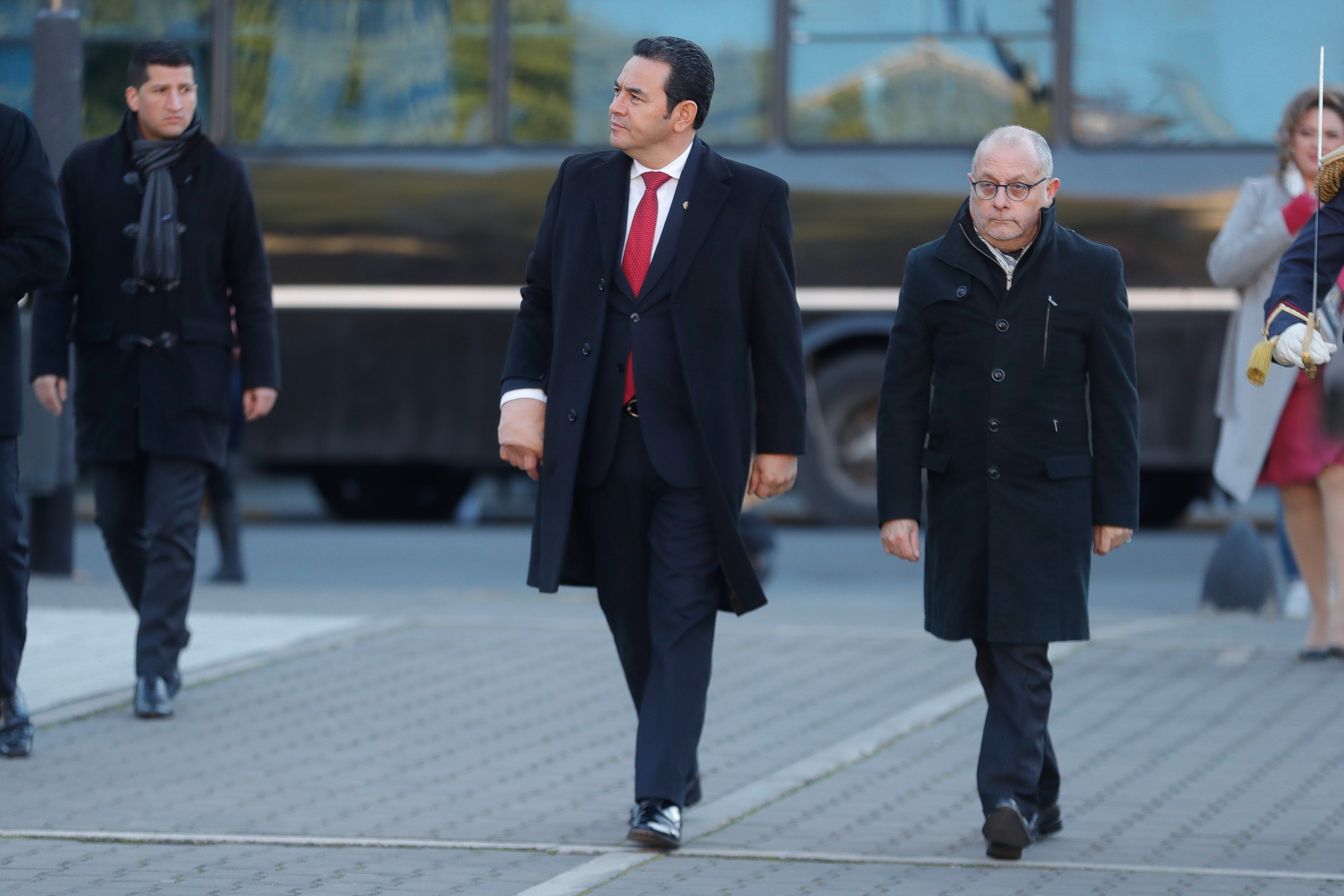 El ministro de Exteriores argentino, Jorge Faurie, llega a una ofrenda en el monumento al General José de San Martín, lo acompaña el presidente de Guatemala, Jimmy Morales. (Foto Prensa Libre: EFE). 