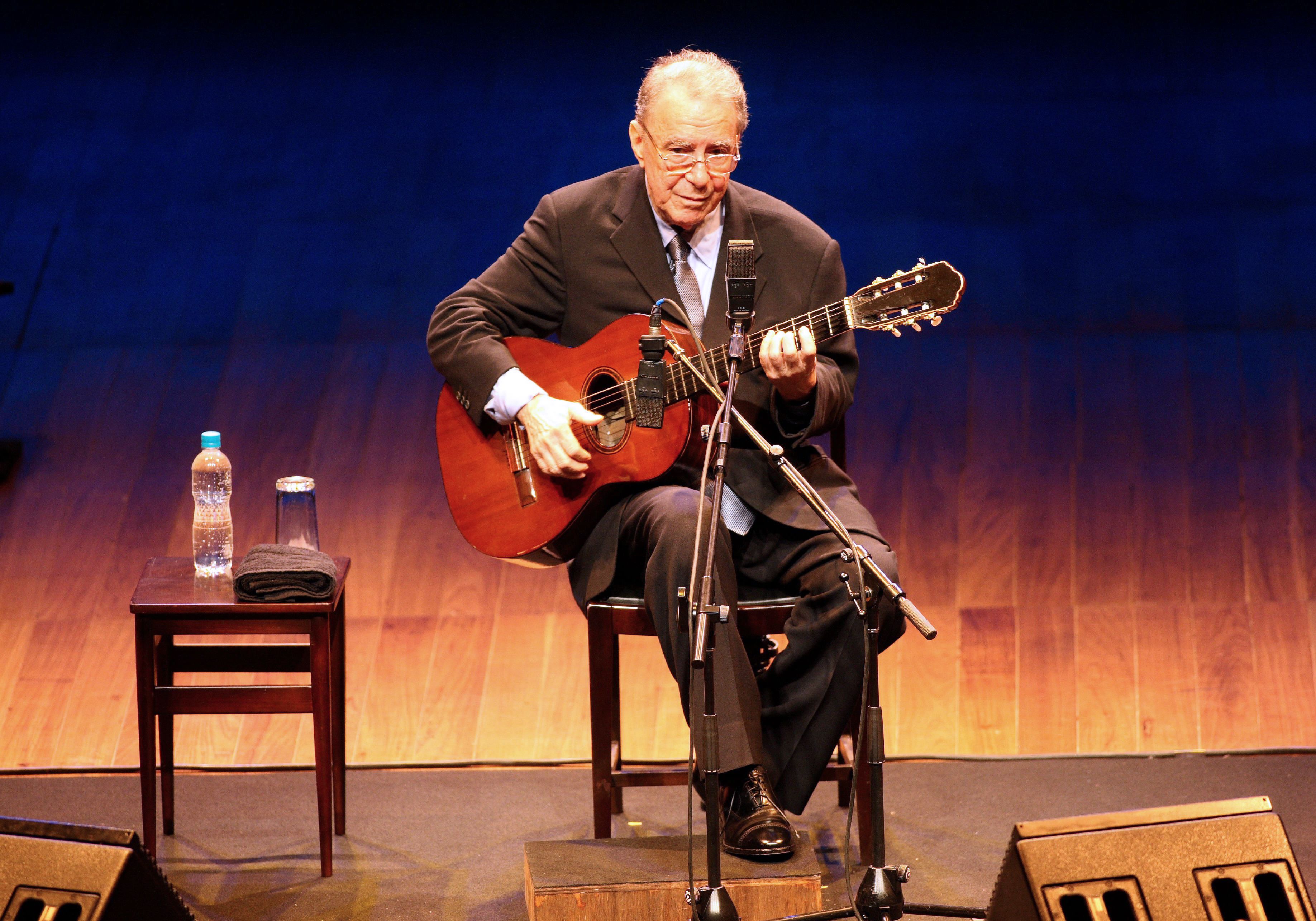 El brasileño Joao Gilberto, una de las leyendas de la bossa nova, murió a los 88 años. La noticia la confirmó su hijo Joao Marcelo. (Foto Prensa Libre: AFP)