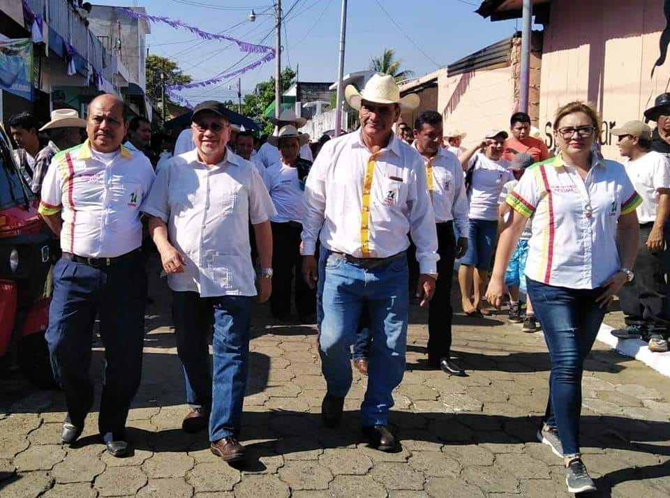 Lorenzo Ignacio Santos, alcalde electo de San Bernardino, -tercero de izquierda a derecha- durante la recién pasada campaña electoral. (Foto Prensa Libre: Tomada del Facebook de Pablo Ceto).