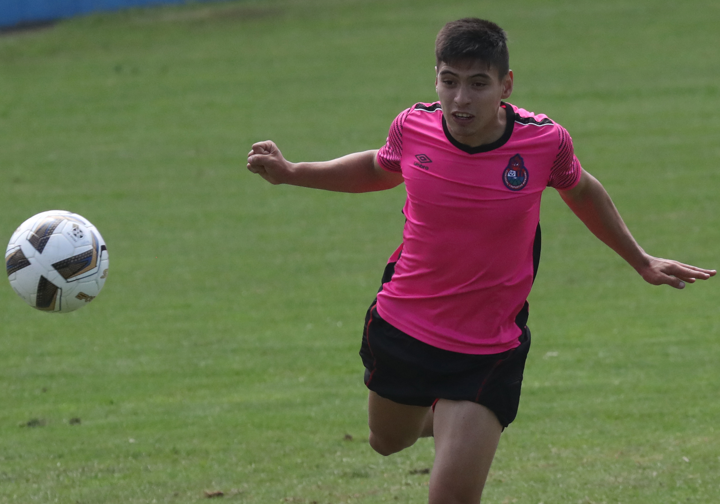 El lateral derecho de Municipal, Luis de León, realiza un entrenamiento en el estadio El Trébol, como parte de la preparación para jugar el Clásico 307. (Foto Prensa Libre: Francisco Sánchez).