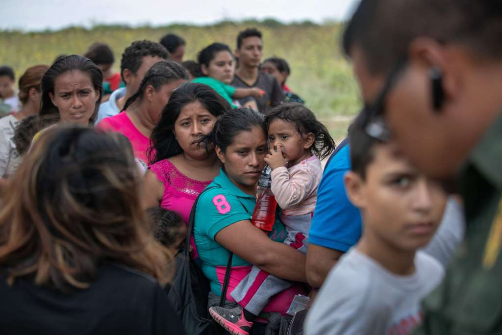 Centroamericanos se entregan a las autoridades fronterizas luego de intentar llegar a Estados Unidos. (Foto Prensa Libre: AFP)