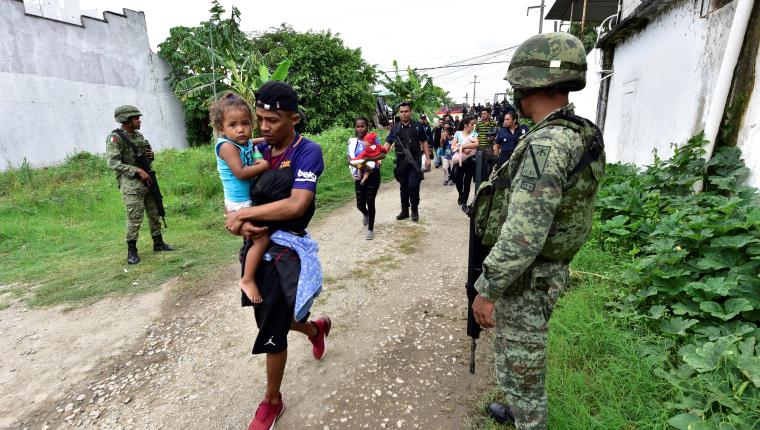 Miles de migrantes emprenden un camino hacia Estados Unidos acompañados con menores. (Foto Prensa Libre: EFE)