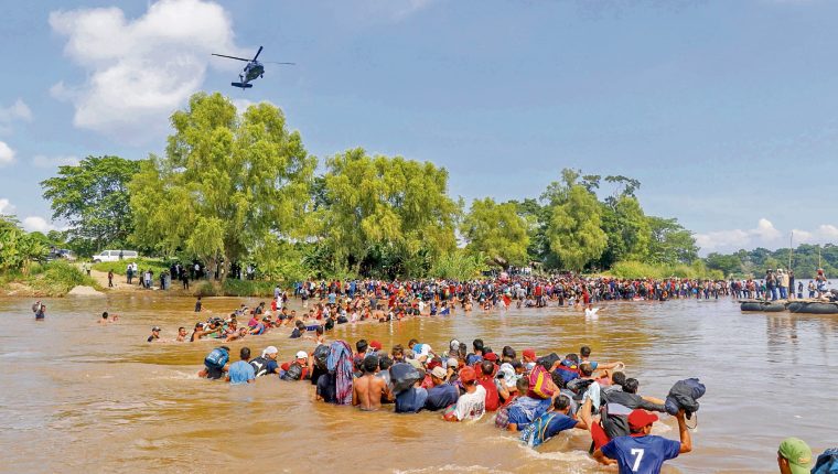 Vista de una de las caravanas de migrantes que el pasado 1 de marzo cruzó el río Suchiate. Miles de hondureños buscan llegar a EE. UU. en busca de refugio. (Foto Prensa Libre. Hemeroteca PL)