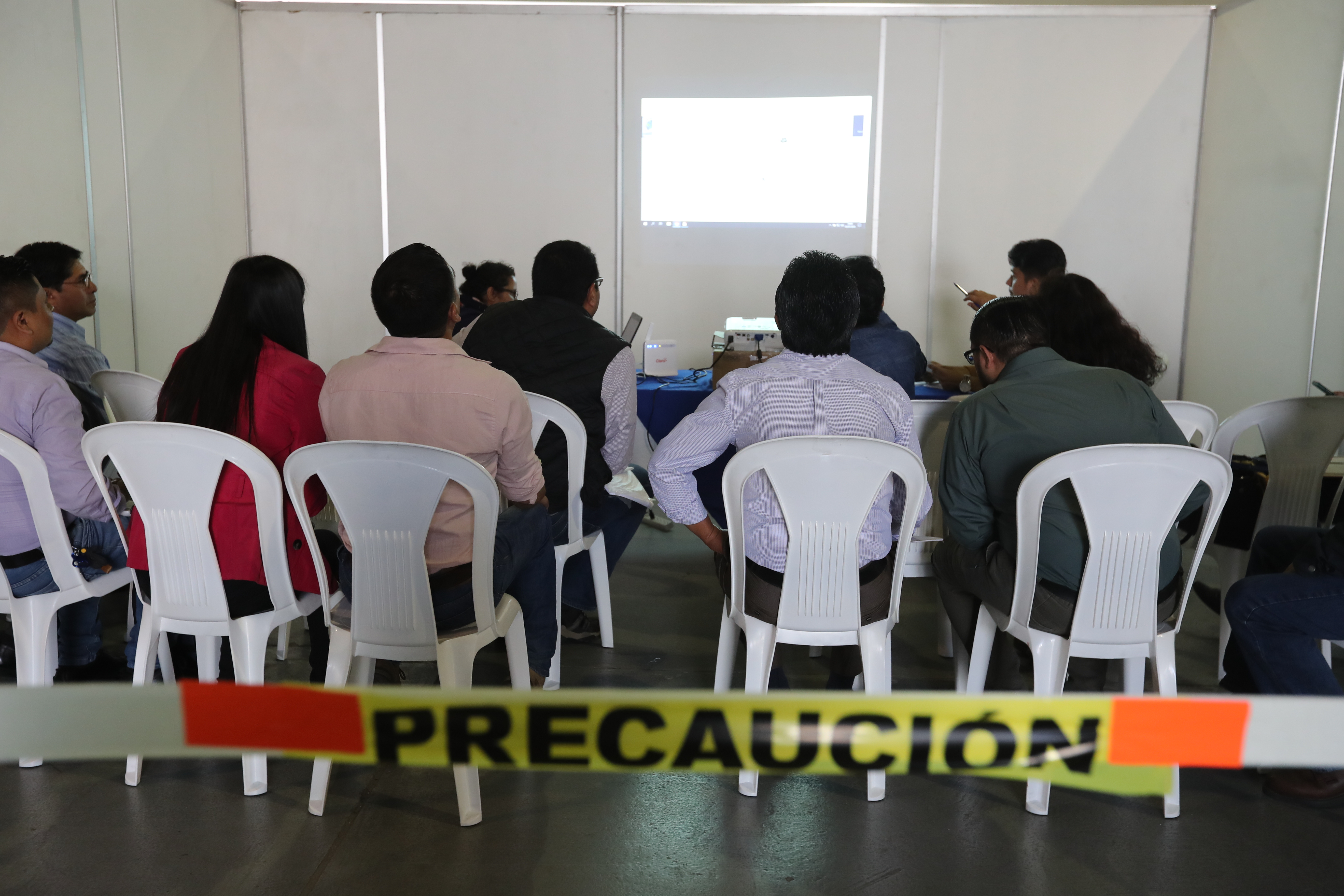 Fiscales de partidos políticos y empleados del Tribunal Supremo Electoral continúan con la revisión de actas en el Parque de la Industria. (Foto Prensa Libre: Érick Ávila) 