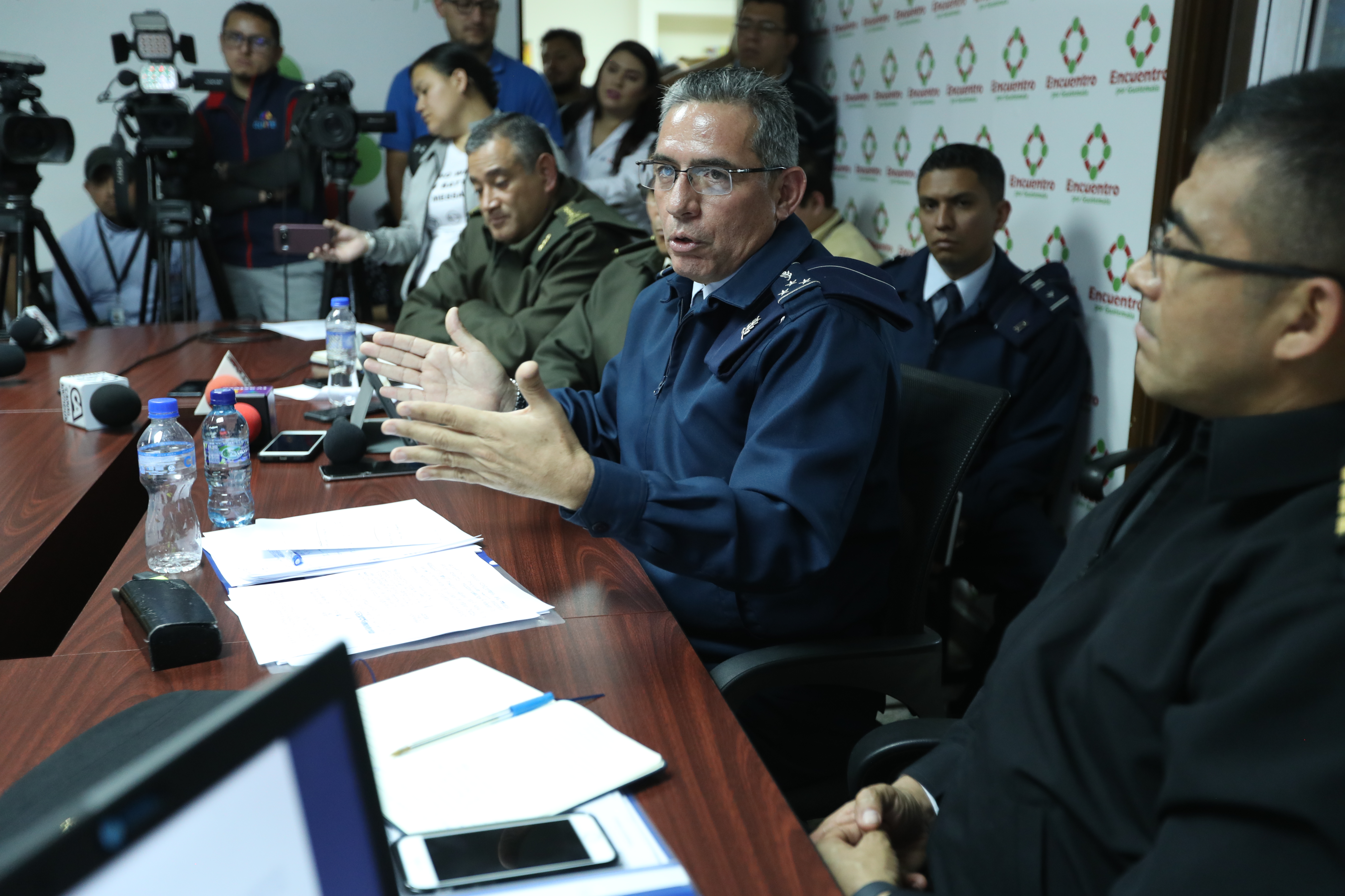 Jorge Roberto Ruiz, viceministro de Política de Defensa y Planificación del Ministerio de la Defensa, en citación con diputados de Encuentro por Guatemala explica las propiedades de las aeronaves Pampa III. (Foto Prensa Libre: Esbín García)