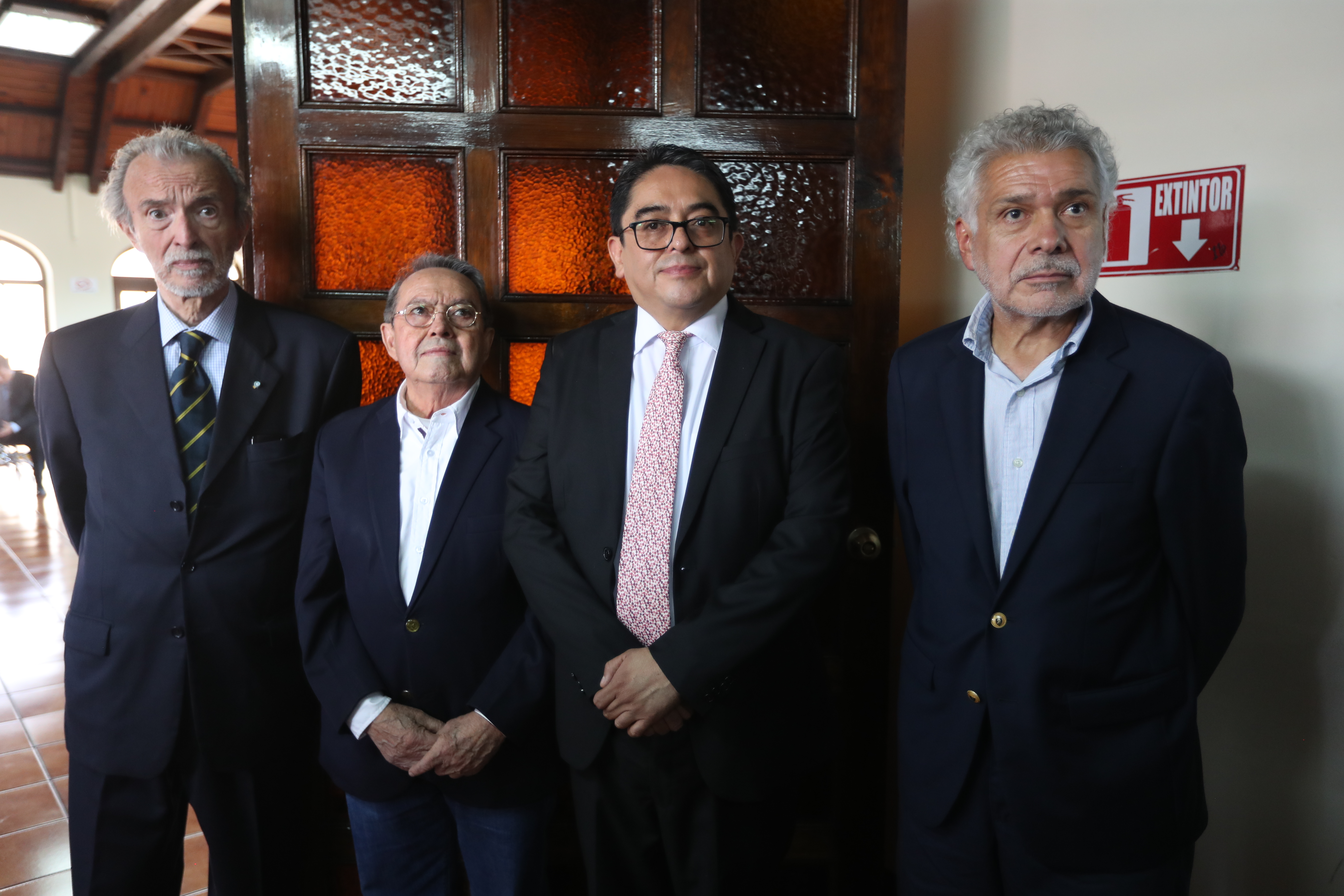 El Procurador de los Derechos Humanos (PDH) Jordán Rodas , junto a excancilleres  durante una vista pública en la Corte de Constitucionalidad respecto a un amparo contra el presidente Jimmy Morales por el tema de la Cicig. (Foto Prensa Libre: Esbin García)