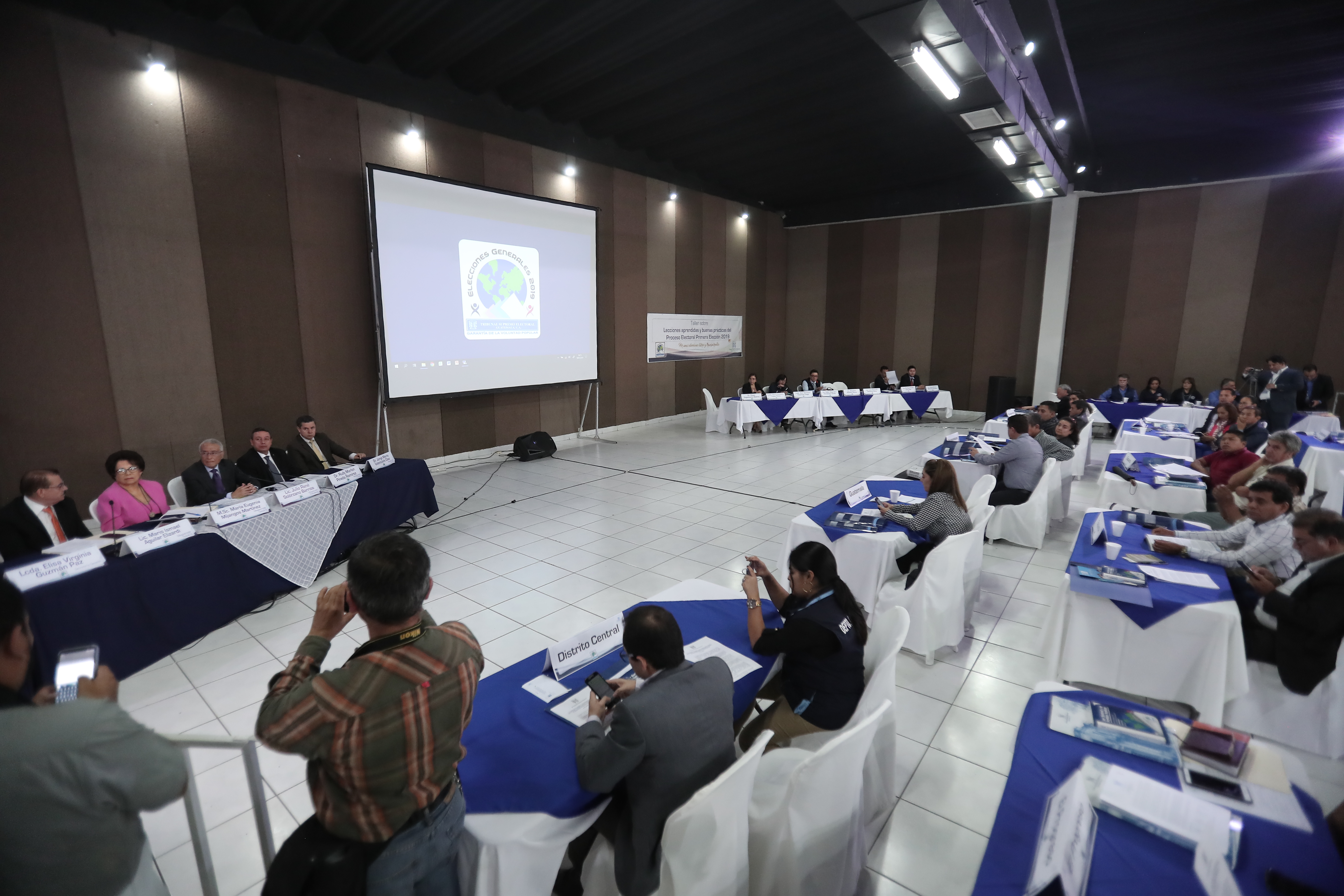 Los magistrados del TSE en reunión con los presidentes de las juntas electorales departamentales y municipales. (Foto Prensa Libre: Juan Diego González)