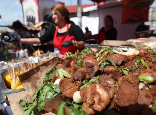 Vecinos de Mixco asisten  este sábado a la cuarta edición de la Feria del Chicarrón que se lleva a cabo en el Parque Central de la Zona 1 de dicho municipio.(Foto Prensa Libre: Esbin García)