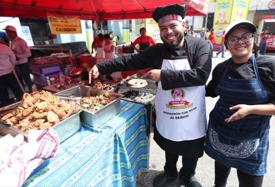 Vendedores ofrecen su producto a los visitantes. (Foto Prensa Libre: Esbin García)