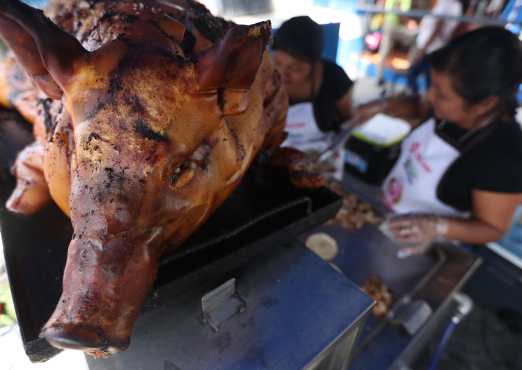 Este sábado 20 de julio, a partir de las 8 horas, inicio la Feria del Chicharrón en el parque central de Mixco(Foto Prensa Libre: Esbin García)