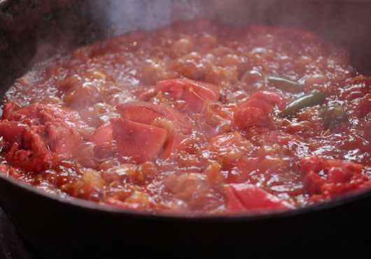 La preparación de las carnitas y chicharrones fueron del gusto de los visitantes. (Foto Prensa Libre: Esbin García)