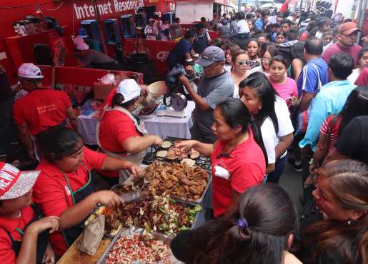  Se cuenta con la presencia de más de 70 chicharroneros del área, quienes serán los encargados de preparar los diversos platillos.(Foto Prensa Libre: Esbin García)