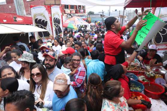 Cientos de personas abarrotaron las instalaciones en la Feria del Chicharrón. (Foto Prensa Libre: Esbin García)