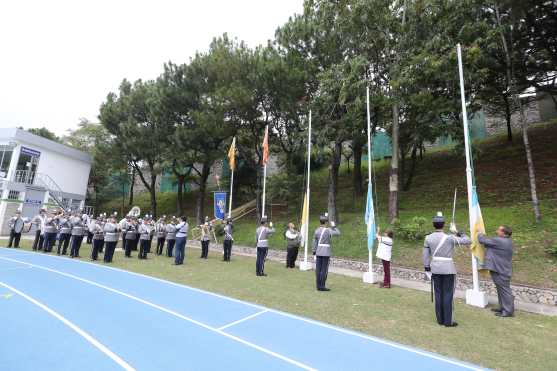 El festival inició con la izada de la bandera. Foto Prensa Libre: Óscar Rivas