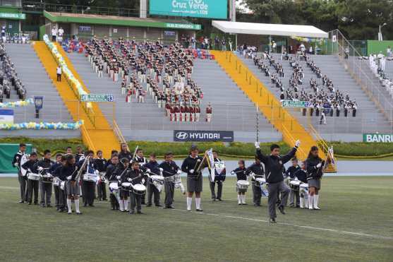 El colegio Luisa Quinteros tuvo su primera participación en un festival y lució varias formaciones. Foto Prensa Libre: Óscar Rivas