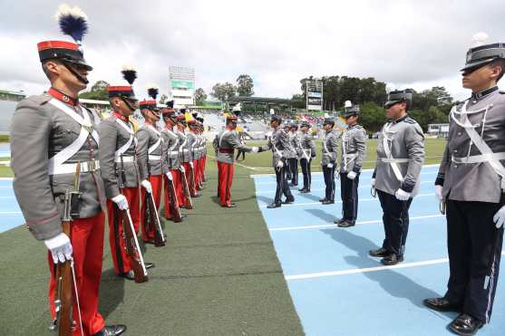 El Escuadrón de Gastadores del Colegio San Pablo agradece a la Escuela Politécnica por las instrucciones brindadas y la capacitación recibida. Foto Prensa Libre: Óscar Rivas