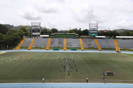 La Escuela Nacional Central de Ciencias Comerciales jornada vespertina realizó varias maniobras en el campo. Foto Prensa Libre: Óscar Rivas