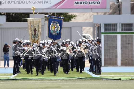 Justo a la mitad del festival se presentó el colegio anfitrión y entre los sables de sus gastadores ingresó el colegio San Pablo. Foto Prensa Libre: Óscar Rivas