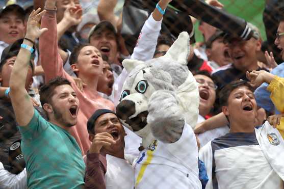 Los alumnos del colegio San Pablo y la mascota apoyaron a la banda de guerra. Foto Prensa Libre: Óscar Rivas