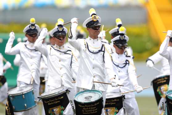 El Blanco Batallón del colegio San Sebastián brindó una serie de formaciones durante su presentación. Foto Prensa Libre: Óscar Rivas