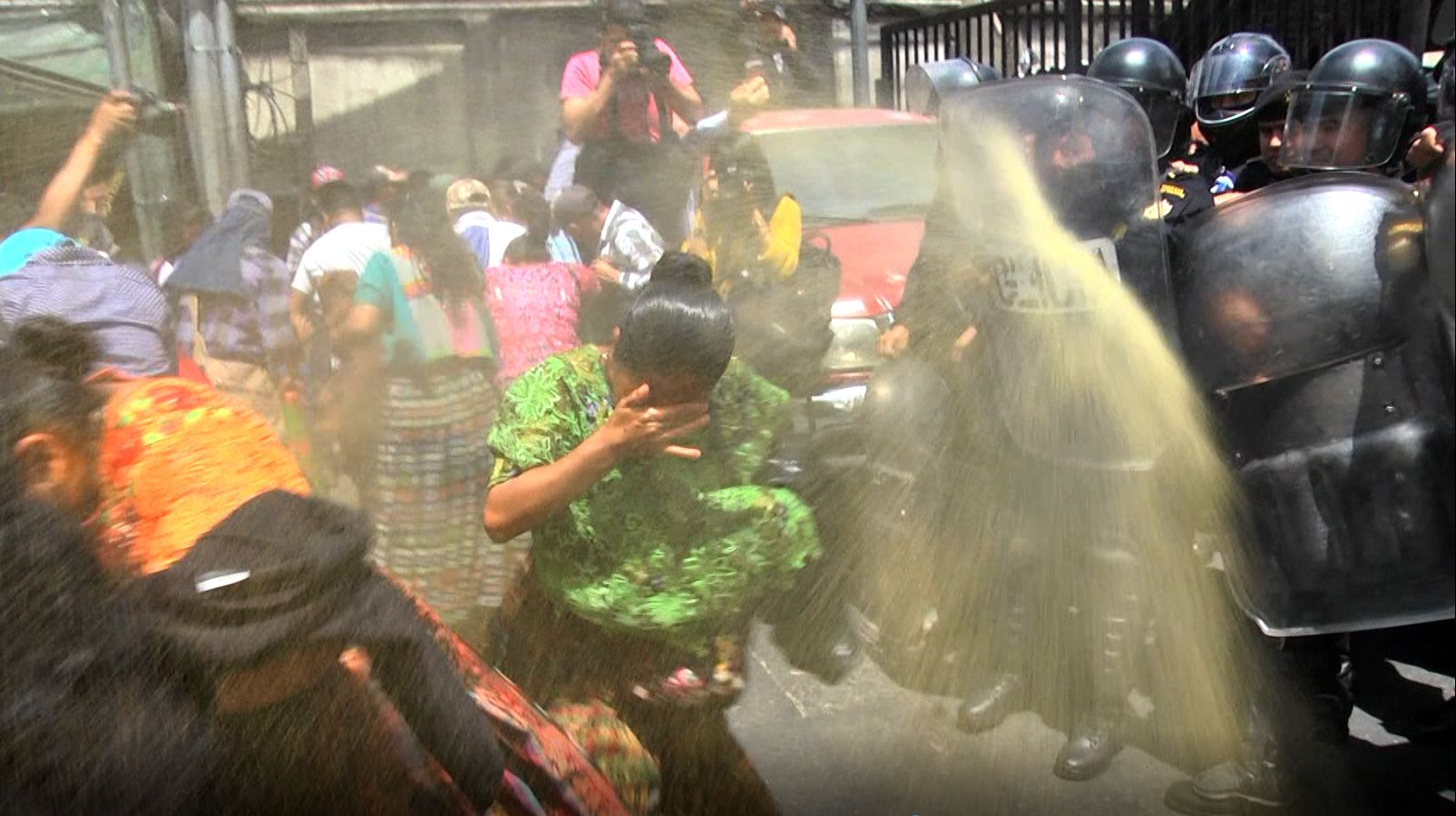 Protesta en las afueras de la Corte Suprema de Justicia. Fotografía Prensa Libre: Noé Medina. 