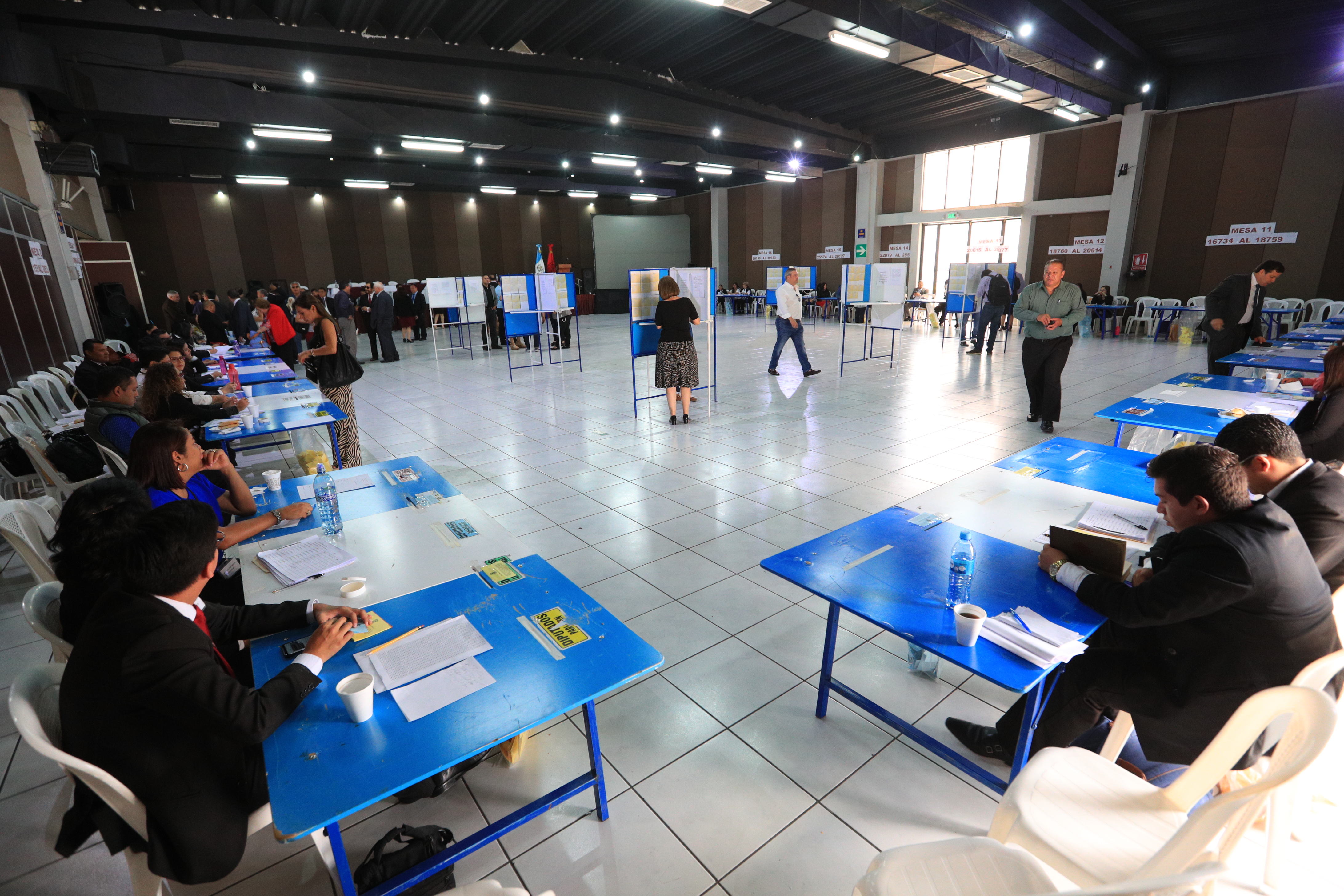 Profesionales del  Colegio de Abogados y Notarios de Guatemala eligieron este viernes a quienes los representarán en las comisiones de postulación para magistrados de la Corte Suprema de Justicia (CSJ) y Corte de Apelaciones. (Foto Prensa Libre: Carlos Hernández Ovalle)