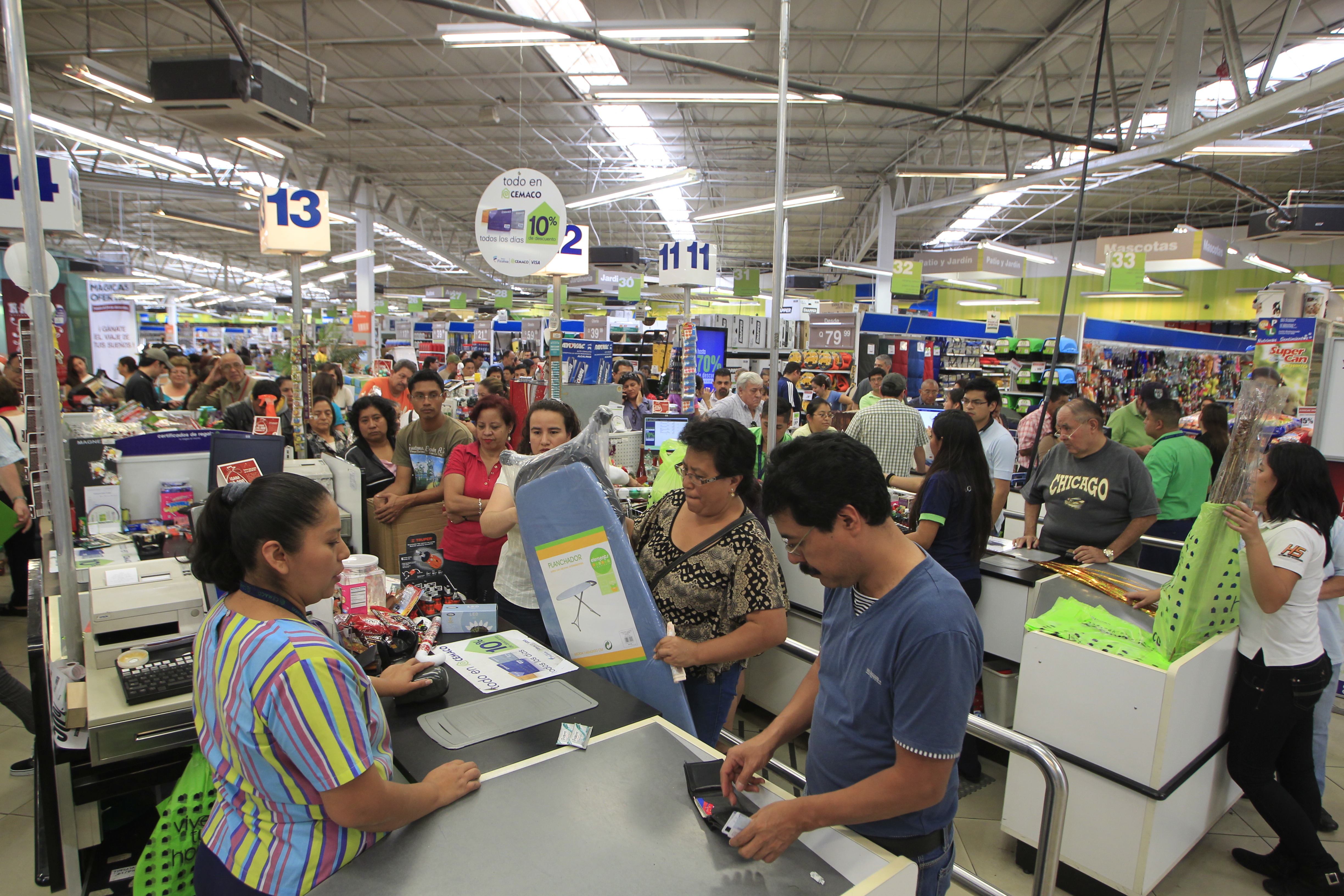 Las cadenas de retail o autoservicio, que trabajan por picos de temporada, podrán utilizar la figura del tiempo parcial. (Foto Prensa Libre: Edwin Bercián)