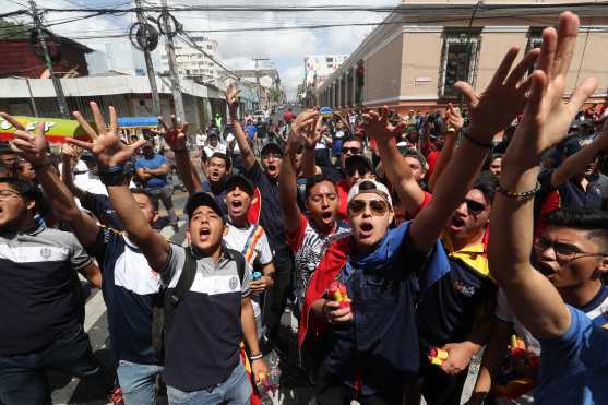 Un grupo de ex alumnos del Liceo Guatemala anima previo al paso de los Leones. 