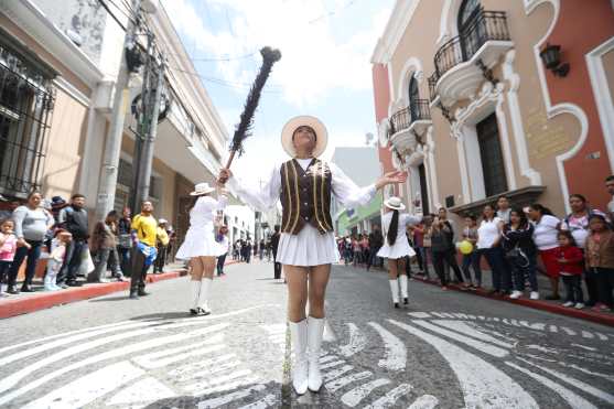 El Colegio Osorio Sandoval pone el ritmo al recorrido. 