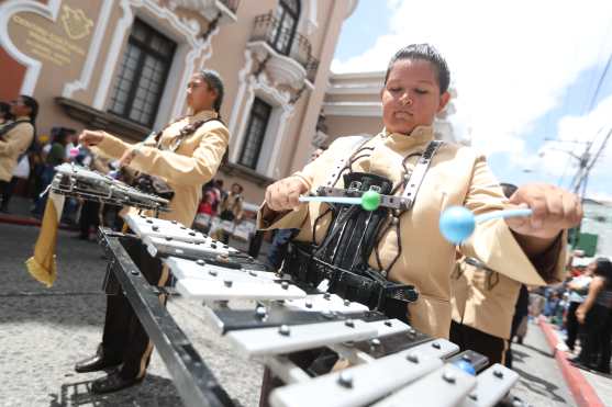 Las liras del colegio Osorio Sandoval animan a la concurrencia. 