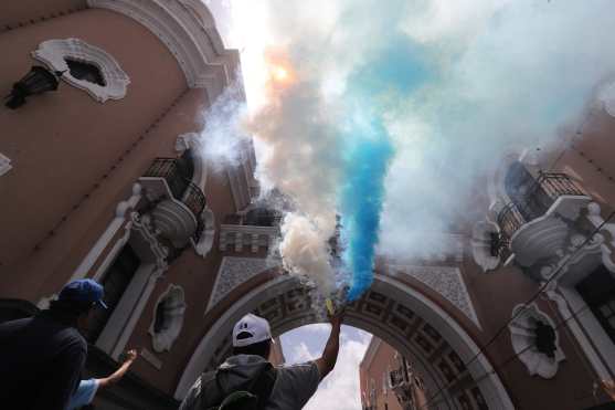 El humo azul y blanco anuncia el paso del colegio Rafael Landivar. 