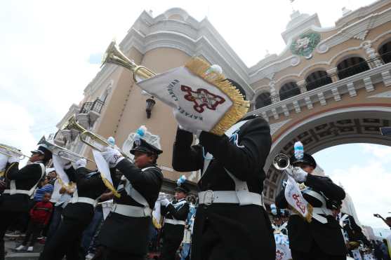 Las trompetas de los landivarianos suenan junto al paso marcial. 