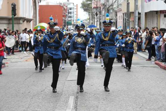 Los gastadores del colegio San Miguel Arcangel abren el paso para su banda de guerra. 