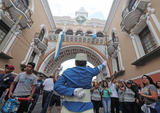 La comandante del colegio Juana de Arco se abre paso ante las personas que intentan hacerle una fotografía.