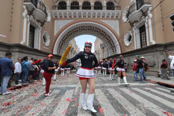 Otra de las bandas esperadas fue la de los ex alumnos del Colegio Mateo Perrone.