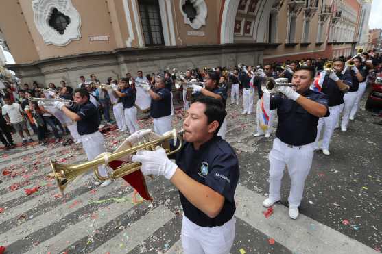 Los ex alumnos del Colegio La Patria cerraron el desfile.