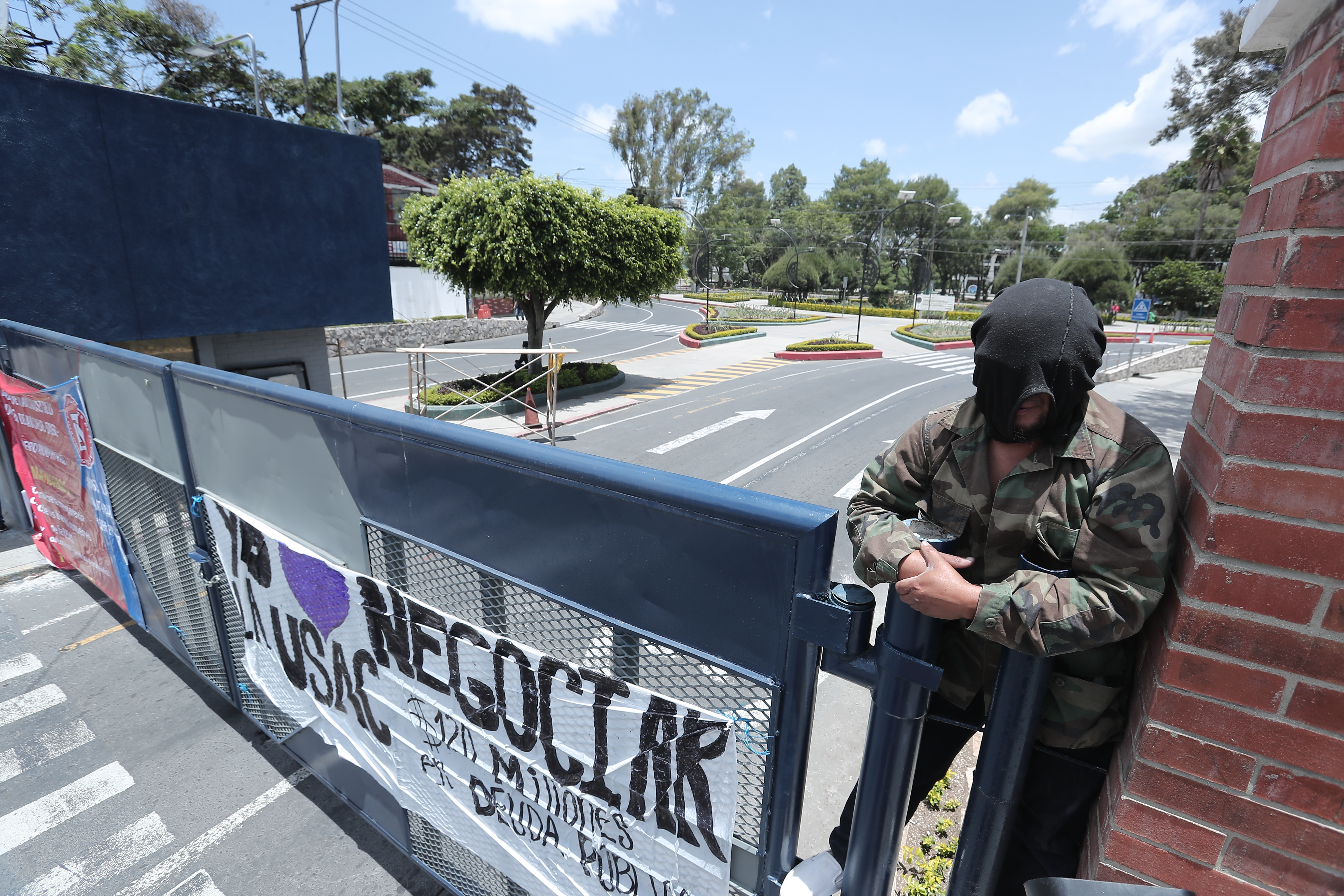 Estudiantes de la Universidad de San Carlos tomaron las instalaciones de la zona 12  para protestar contra supuestos hechos de privatización de dicha casa de estudios, y porque el CSU prestó el Musac al Congreso para que aprobara el convenio de tercer país seguro. (Foto Prensa Libre: Juan Diego González)